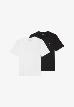 Zwei Rundhalsausschnitt-T-Shirts, eines weiß und eines schwarz, aus weichem Baumwollstoff, mit einem kleinen Logo auf der Brust in einer kontrastierenden Farbe.