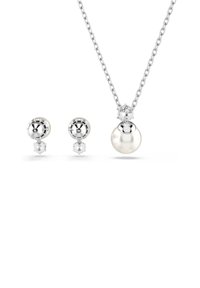 Helminauha hopeaketjulla ja riippuvalla helmikullalla, jota seuraa yhteensopivat helmikoruja hopeakoristeilla.