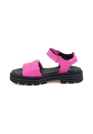 Rosa Leder-Sandalette mit breiten Riemen, verstellbarem Knöverschluss und einer dicken schwarzen Gummisohle mit einem Profilmuster für Halt.