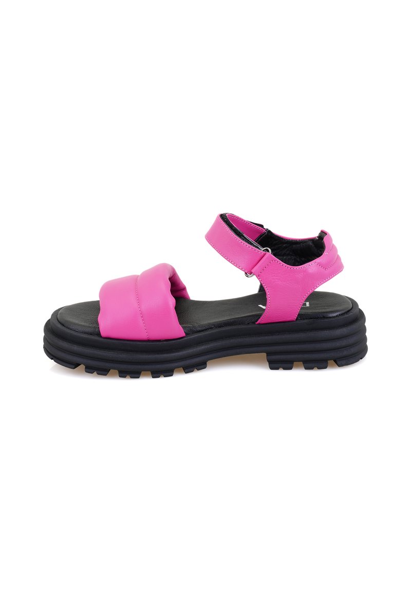 Rosa Leder-Sandalette mit breiten Riemen, verstellbarem Knöverschluss und einer dicken schwarzen Gummisohle mit einem Profilmuster für Halt.