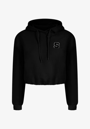 Zwarte cropped hoodie met trekkoorden, voorzien van een klein wit letter "S" geborduurd op de linkerborst en ribgebreide manchetten. Zachte stoffen textuur.