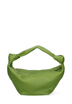 Groene leren handtas met een geknoopt handvat, ronde vorm, gestructureerd oppervlak, ritsluiting en genaaide paneelaccenten.