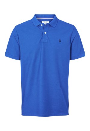 Niebieska koszulka polo z krótkim rękawem, dwoma białymi guzikami, kołnierzykiem oraz małym haftowanym logo na lewej piersi.