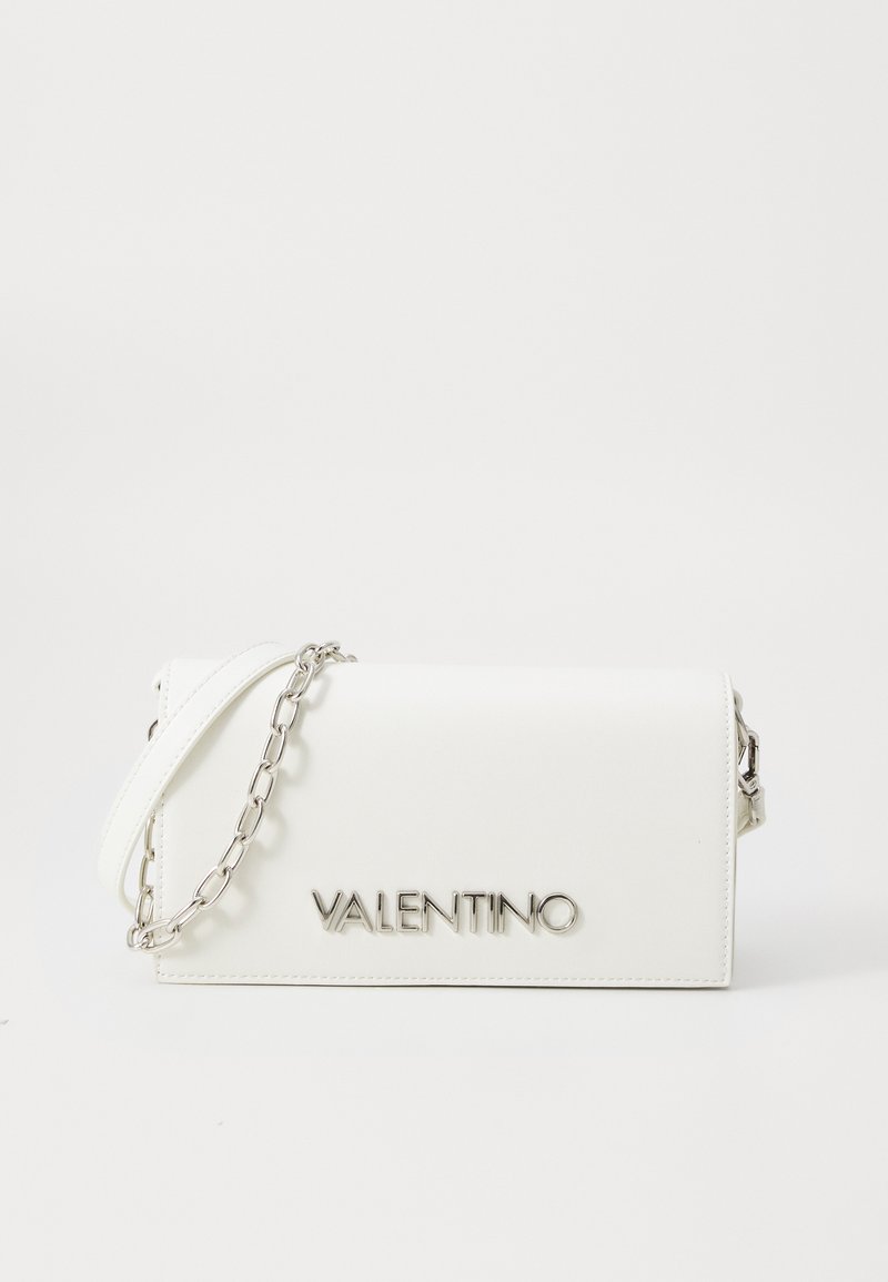 Bílá kožená taška přes rameno se stříbrným řetízkem, obdélníkového tvaru, s výrazným logem "VALENTINO" na přední straně.