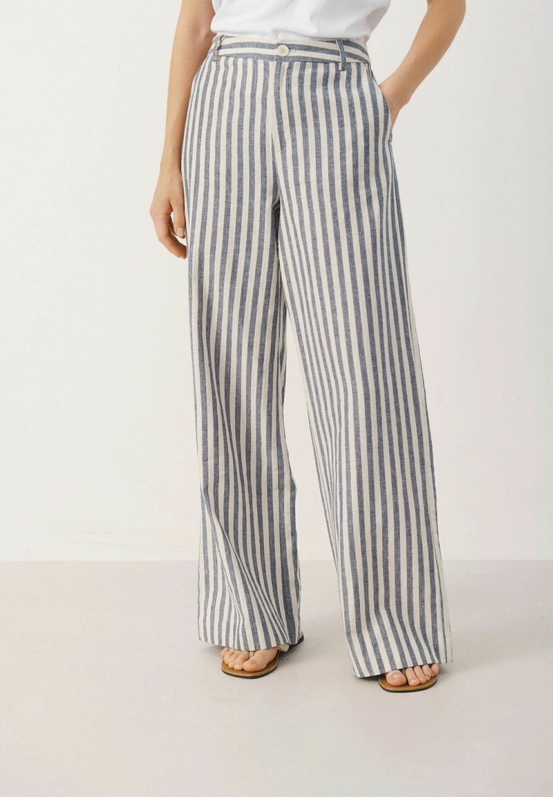 Pantalons à jambe large en tissu léger, avec des rayures verticales bleues et blanches. Comprend une fermeture à bouton et deux poches latérales.