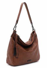 Sac à main en cuir marron avec une surface texturée dotée de perforations, une fermeture éclair et une longue bandoulière agrémentée de pompons.