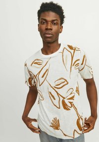 Jack & Jones PREMIUM ALL OVER RUNDHALS - T-shirt med print - sudan brown
