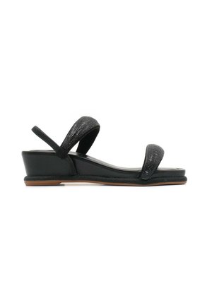 Sandali wedge neri con una tomaia testurizzata, due cinturini larghi e punta arrotondata. Materiale testurizzato e soletta liscia con una leggera curvatura.