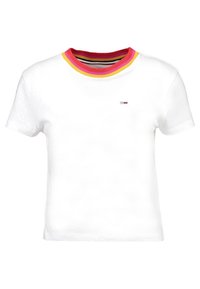 Camiseta blanca de manga corta con cuello redondo acanalado, que presenta rayas rosa, amarillas y rojas, y un pequeño logo rectangular en rojo, blanco y marino en el pecho.