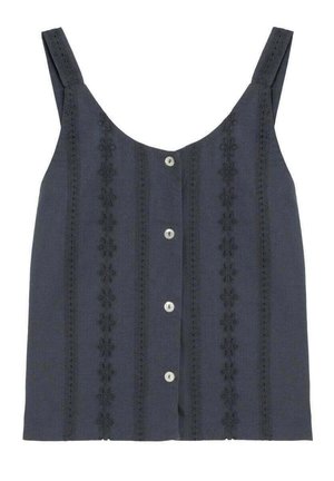 Top camisola sin mangas de color gris oscuro con tiras verticales de encaje floral y cinco botones blancos en el centro delantero.