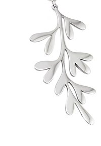 Pendente in argento con forme allungate e curve, superficie liscia e finitura lucida, progettato per assomigliare a un ramo con foglie delicate.