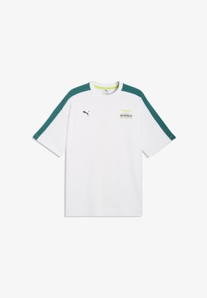 Camisa blanca de manga corta con rayas en tonalidad verde azulado en los hombros, logo de Puma en el lado izquierdo del pecho y logo del equipo Aramco de Fórmula Uno en el lado derecho del pecho.