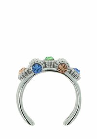Zilveren ring met een open ontwerp, featuring vijf kleurrijke edelstenen: groen, blauw, oranje en twee tinten blauw, gezet in een gepatroonde zettingsrand.