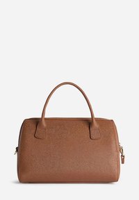 Borsa strutturata di media grandezza marrone con due manici superiori e una delicata finitura testurizzata, su sfondo bianco uniforme.