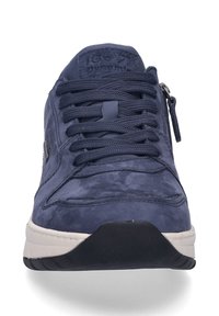 Marineblå ruskinds sneaker med snørebånd fortil, tekstureret overflade og kontrasterende hvid sål. Sidezipperdetalje for nem på- og aftagning.