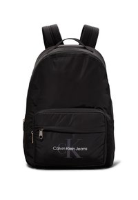 Čierny nylonový batoh so nastaviteľnými popruhmi, prednou zipsovou kapsou a nápisom "Calvin Klein Jeans" vytlačeným na prednej strane.