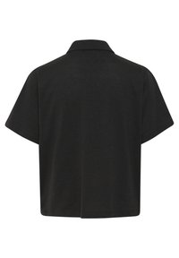 Kortärmad svart polo-skjorta, tillverkad av slätt tyg. Har en klassisk krage och rak fåll. Minimalistisk design utan ytterligare detaljer.