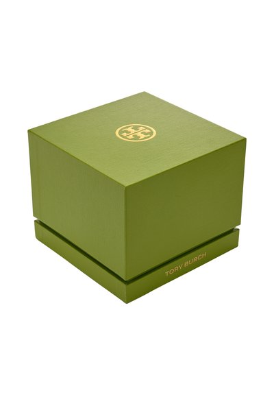 Boîte carrée verte texturée avec le logo Tory Burch doré sur le dessus et le nom de la marque sur le côté, posée sur un fond blanc.
