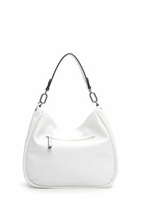 Ampia borsa hobo bianca realizzata in pelle texturizzata, con una tasca frontale con zip e un manico nero a contrasto con accessori in metallo argentato.