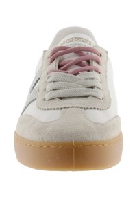 Sneaker bianca con accenti in suede grigio, lacci rosa e suola in gomma color camoscio. Presenta una tomaia in tessuto strutturato e un logo sulla linguetta.