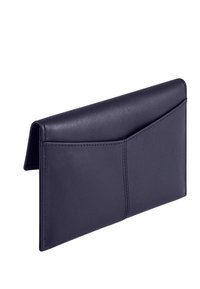 Portafoglio in pelle blu navy con una forma rettangolare elegante. Presenta una tasca frontale con cuciture curate e una finitura liscia e testurizzata.