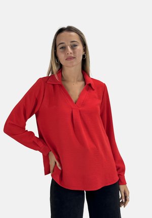 Camicia rossa a maniche lunghe con colletto e dettaglio plissettato nella parte frontale, realizzata in tessuto testurizzato e dal fit morbido.