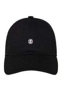 Čierna baseballová šiltovka vyrobená z bavlny so zaobleným šiltom, s malým vyšívaným logom vpredu a ventilačnými otvorom na stranách.