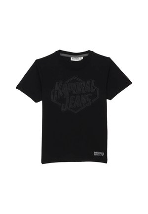 T-shirt nera a maniche corte realizzata in cotone. Presenta un logo in rilievo "Kaporal Jeans" nero sul davanti. Etichetta visibile in basso a sinistra.