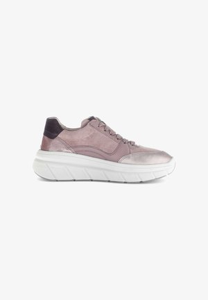 Helle rosa Leder-Sneaker mit einer glatten und strukturierten Oberflächenbeschaffenheit, einem kontrastierenden dunklen Absatz und einer gepolsterten weißen Sohle.