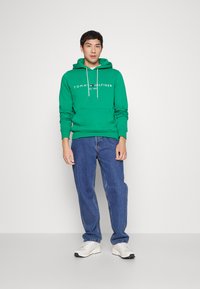 Tommy Hilfiger LOGO HOODY - Sweatshirt com capuz - courtside green