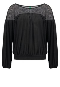 Svart långärmad topp med en texturerad spetsmönstrad ok, elastisk nederkant och avslappnad passform. Materialet verkar slätt och lätt.