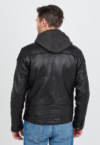 Zwarte leren jas met een grijze capuchon. Kenmerken zijn een gladde textuur, een getailleerde pasvorm en contrasterende stikdetails. Aanzicht van de achterkant weergegeven.