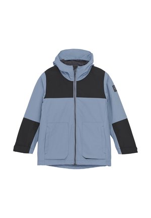 Giacca impermeabile azzurro chiaro con accenti neri, cappuccio, chiusura frontale con zip e due ampie tasche. Presenta una texture liscia e una vestibilità rilassata.
