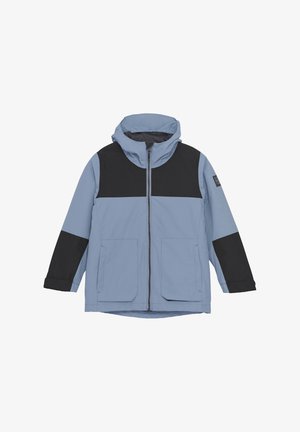 Veste imperméable bleu clair avec des accents noirs, capuche, fermeture éclair à l'avant et deux grandes poches. Elle présente une texture lisse et une coupe décontractée.