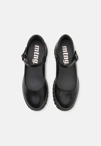 Czarne skórzane buty typu Mary Jane z okrągłym noskiem, paskiem z klamrą, teksturowaną wkładką i wytrzymałą gumową podeszwą. Logo „mtng.” wewnątrz.