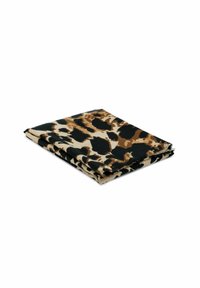 Gefalteter Stoff mit einem Tierdruckmuster in Brauntönen, Schwarz und Beige, mit einer weichen Textur und gesäumten Kanten.