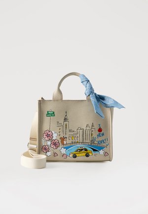 Geantă tote bej cu silueta orașului New York, taxi galben, flori roz, veveriță și eșarfă albastră legată de mâner, cu bretea reglabilă.