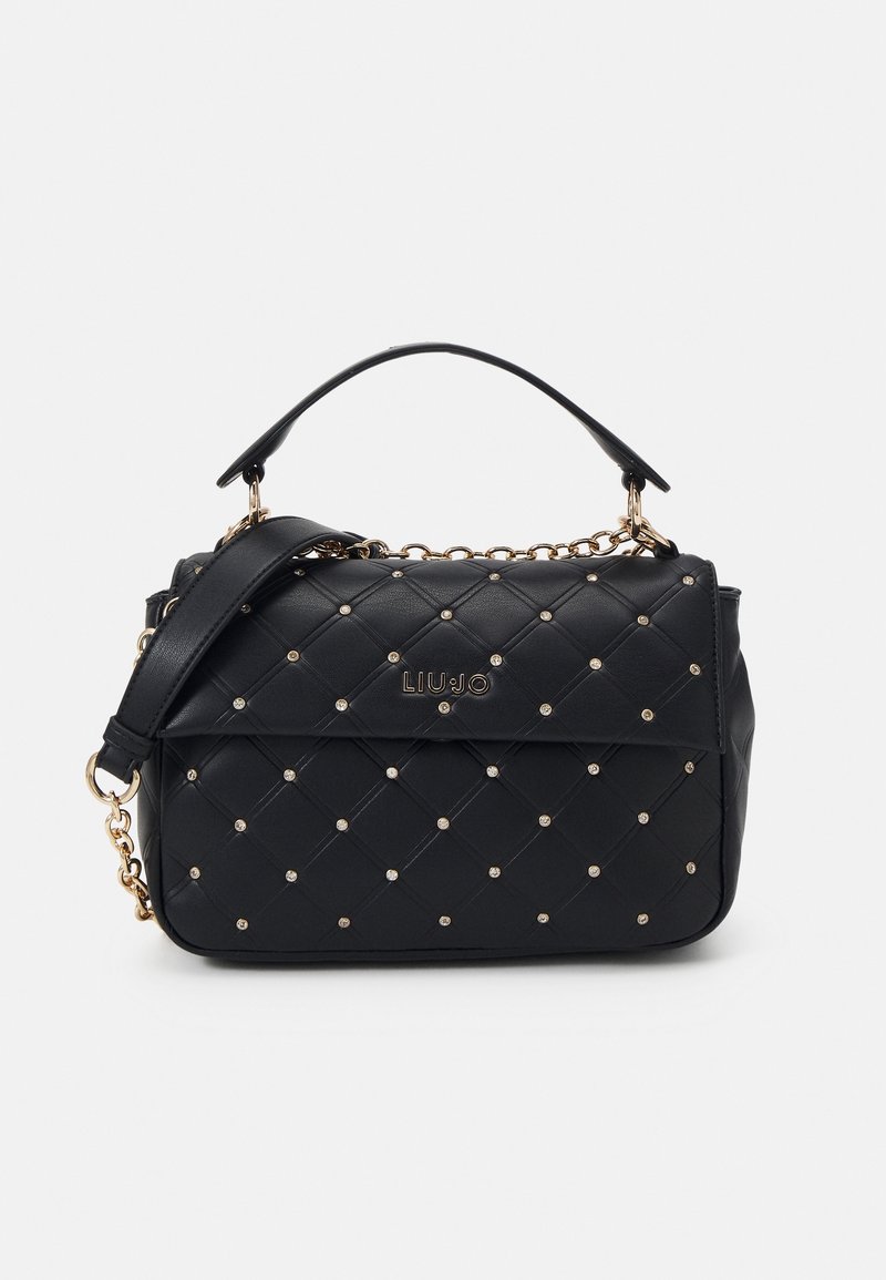 Sac à main matelassé noir avec chaîne dorée, détails cloutés et logo. Comprend une poignée supérieure et une bandoulière réglable. Texture en cuir lisse.