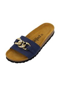 Blauwe slip-on sandaal met een brede band, gouden kettingaccent, zachte tan binnenzool en een gestructureerde zwarte zool voor grip.