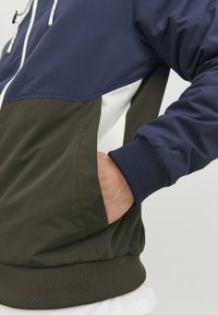 Jack & Jones JJERUSH HOOD - Športna jakna/jopica - blau