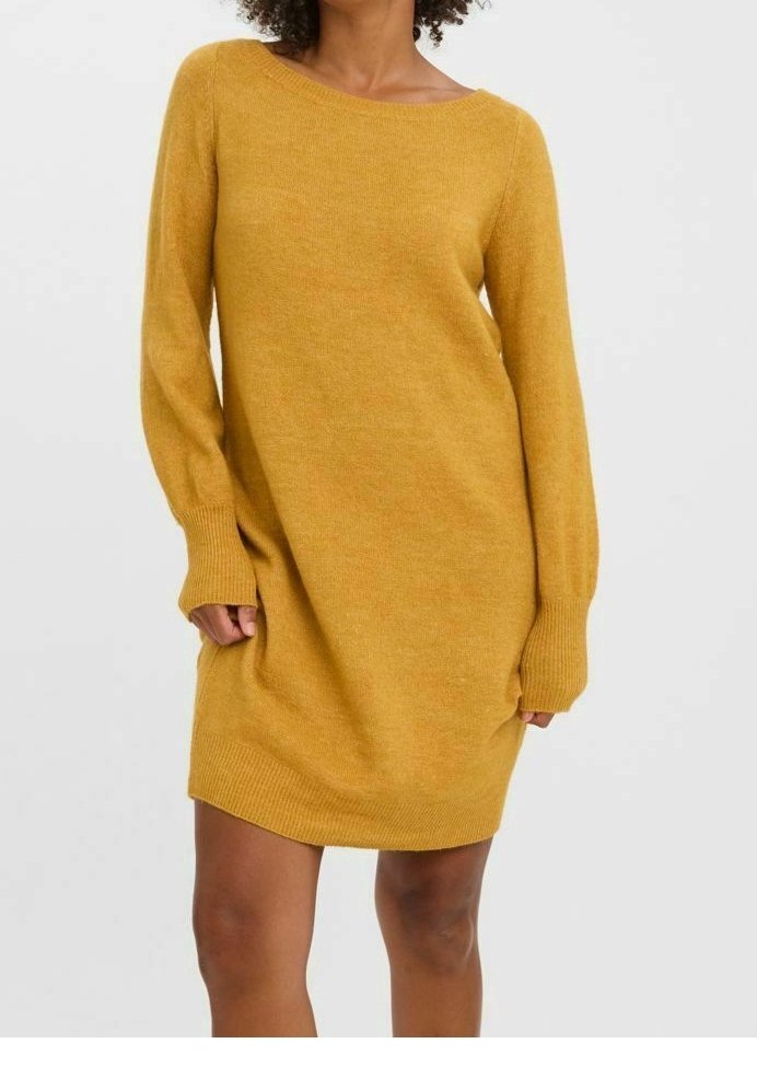 Robe tricotée jaune moutarde avec un col rond, des manches longues et des détails côtelés aux poignets et à l'ourlet. Texture douce et coupe décontractée.