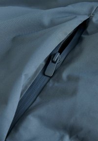 Tecido de nylon cu fermoar, cu o textură netedă și un finisaj mat. Fermuarul este negru, cu un tab de tragere plat, integrat în material.