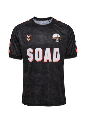 Sort sportstrøje med pink "SOAD" tekst på fronten, pink chevron-striber på ærmerne og et rundt logo med teksten "Toxicity" og et tårnikon.
