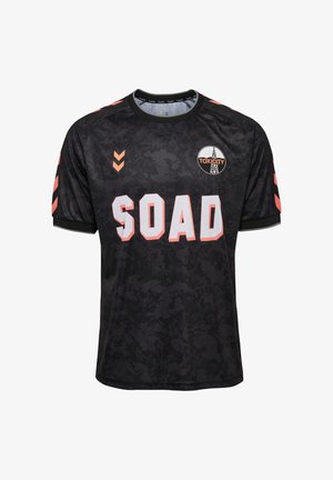 Sort sportstrøje med pink "SOAD" tekst på fronten, pink chevron-striber på ærmerne og et rundt logo med teksten "Toxicity" og et tårnikon.