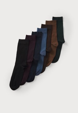 Acht Paar Kniestrümpfe in verschiedenen einfarbigen Varianten: schwarz, dunkel-lila, dunkelblau, hellblau, dunkelbraun und forestgrün. Einfaches Design.