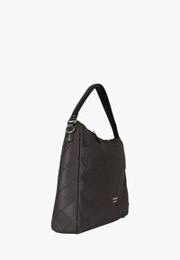 Bolso de mano acolchado negro con textura suave, correa ancha para el hombro y herrajes en tono dorado. Presenta una forma estructurada y angular.