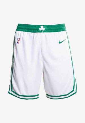 Pantaloni scurți albi pentru baschet cu dungi laterale verzi, talie elastică, logo NBA și accent în formă de trifoi verde pe talie. Fabricat dintr-un material texturat.