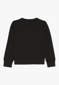 Czarny sweter z długimi rękawami, okrągłym dekoltem, ściągaczami przy rękawach i pasie. Gładka tekstura w jednolitym kolorze, bez widocznych wzorów.