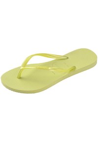 Tongs jaunes avec une semelle intérieure texturée et des fines lanières. Léger, fabriqué en caoutchouc. Présente une surface lisse et un entre-doigt arrondi.