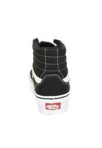 Zapatilla alta de lona negra con costuras blancas y acentos laterales. Presenta un collar acolchado y una etiqueta de logo roja en el talón.
